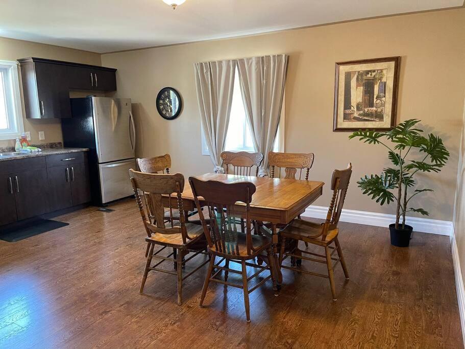 Cozy 2 Bedroom Home In Chatham - Left Side ภายนอก รูปภาพ